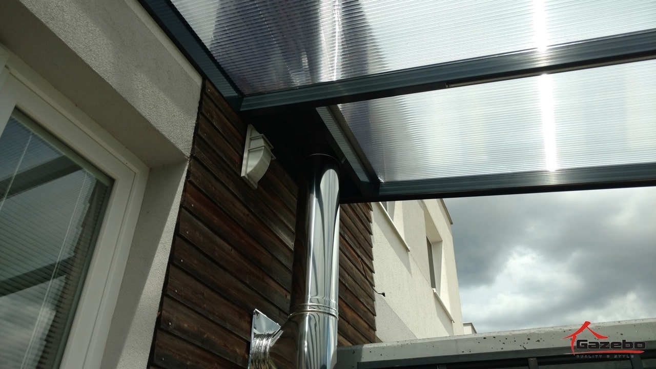 Esőcsatorna mint gyakori akadály a pergola beépítésekor