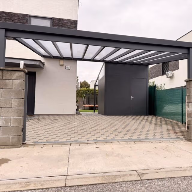 Egyedi alumínium carport családi ház mellett