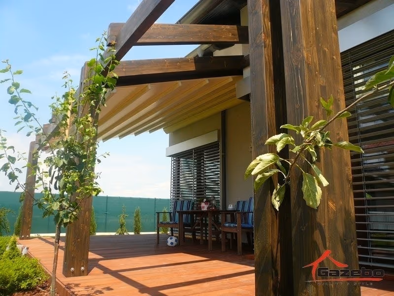 Közeli felvétel a Rio Grande fa pergola precíz CNC kötéseiről