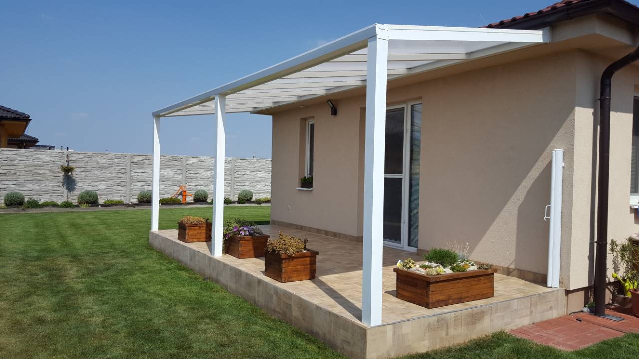 Basic Class pergola egy zárt belső udvaron