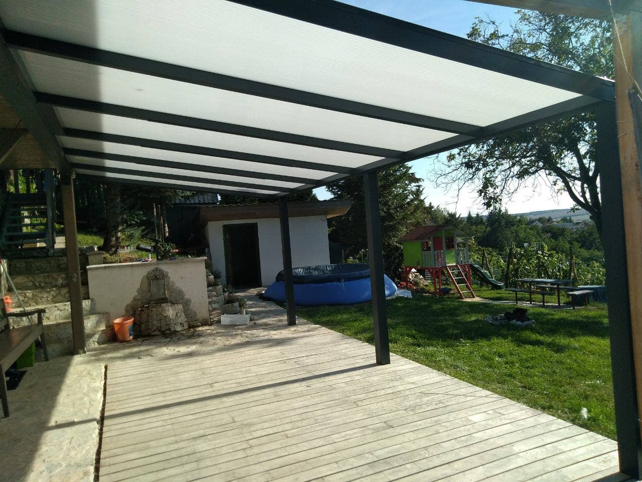 Basic Class alumínium pergola egy családi ház oldalánál