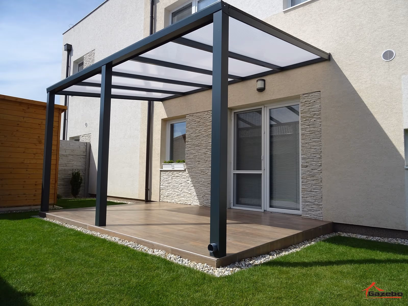 Világos alumínium pergola terasz fölött