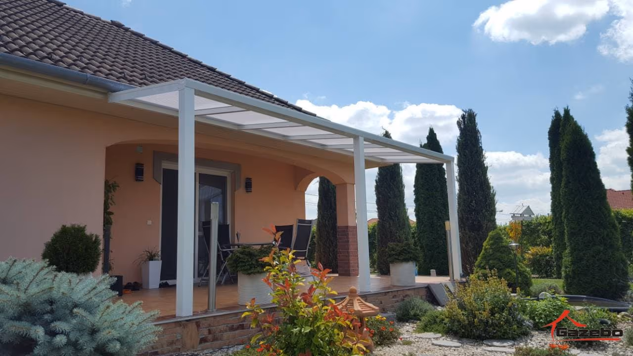 A fehér Basic Class alumínium pergola letisztult megjelenése