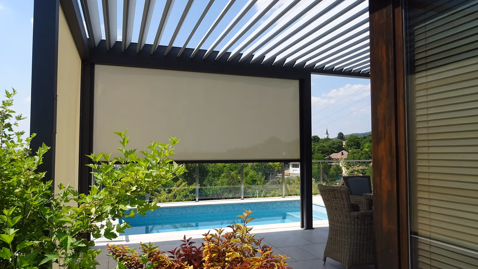 Bioklimatikus pergola forgatható lamellákkal