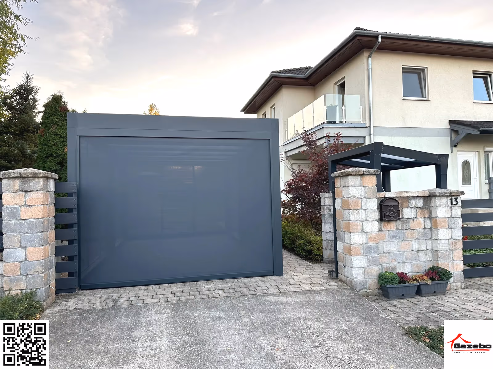Kétállásos alumínium carport egy ház kertjében