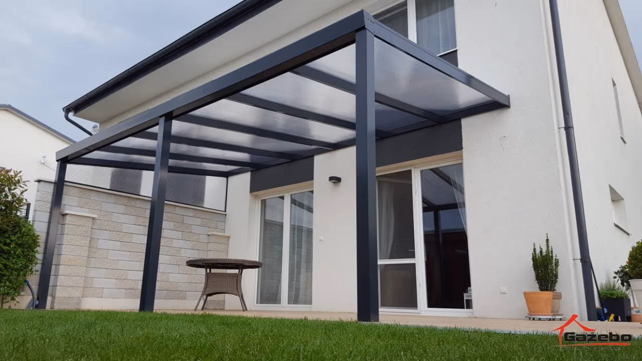 Economic Class alumínium pergola egy családi ház teraszán