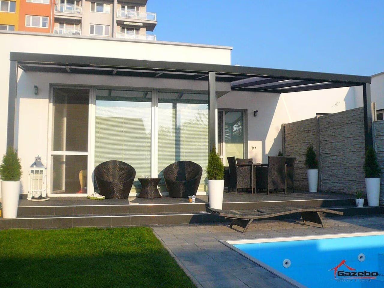 Antracit Economic Class pergola medence melletti teraszon