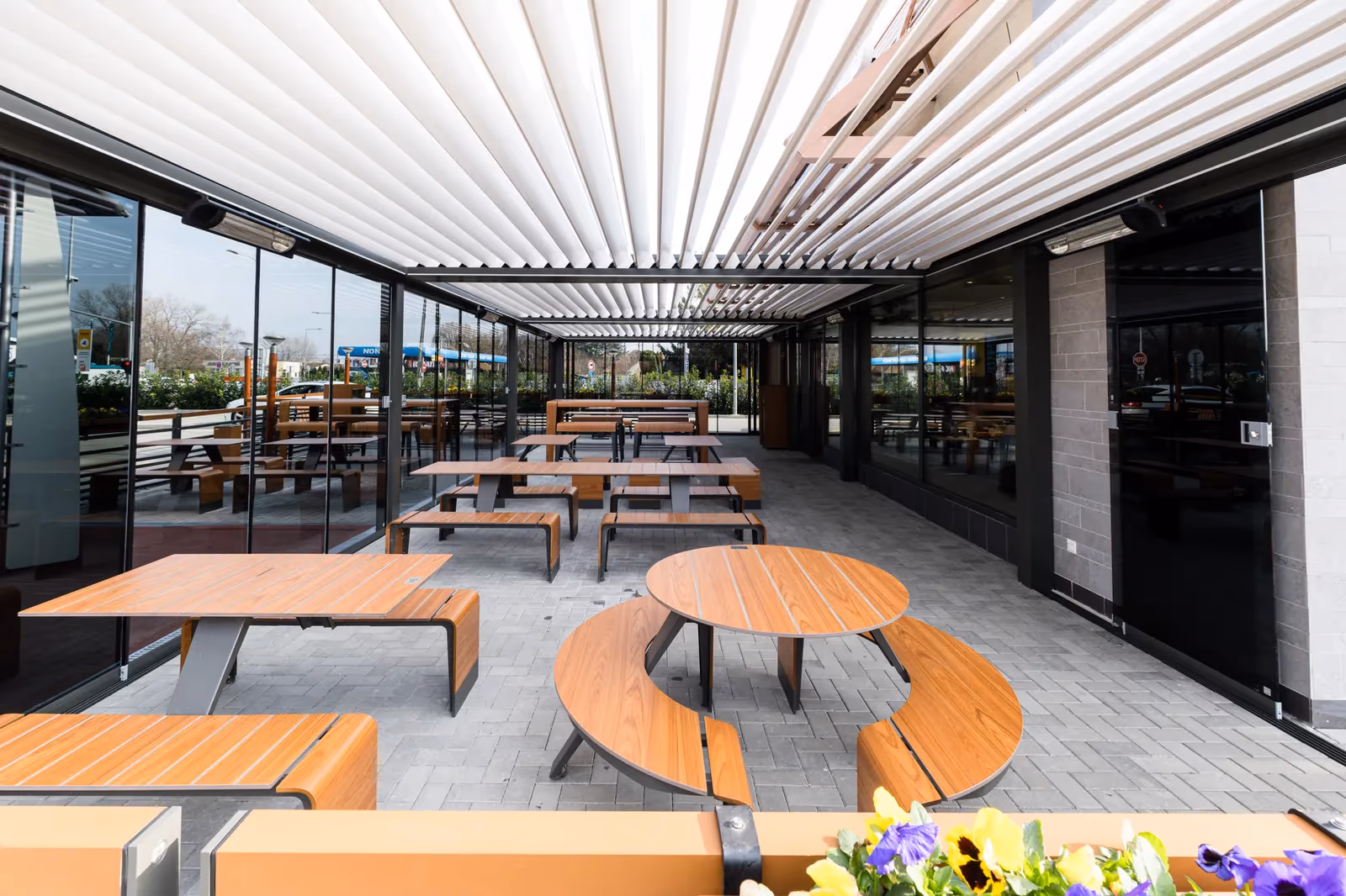 Exkluzív bioklimatikus pergola kerületi vízelvezetése