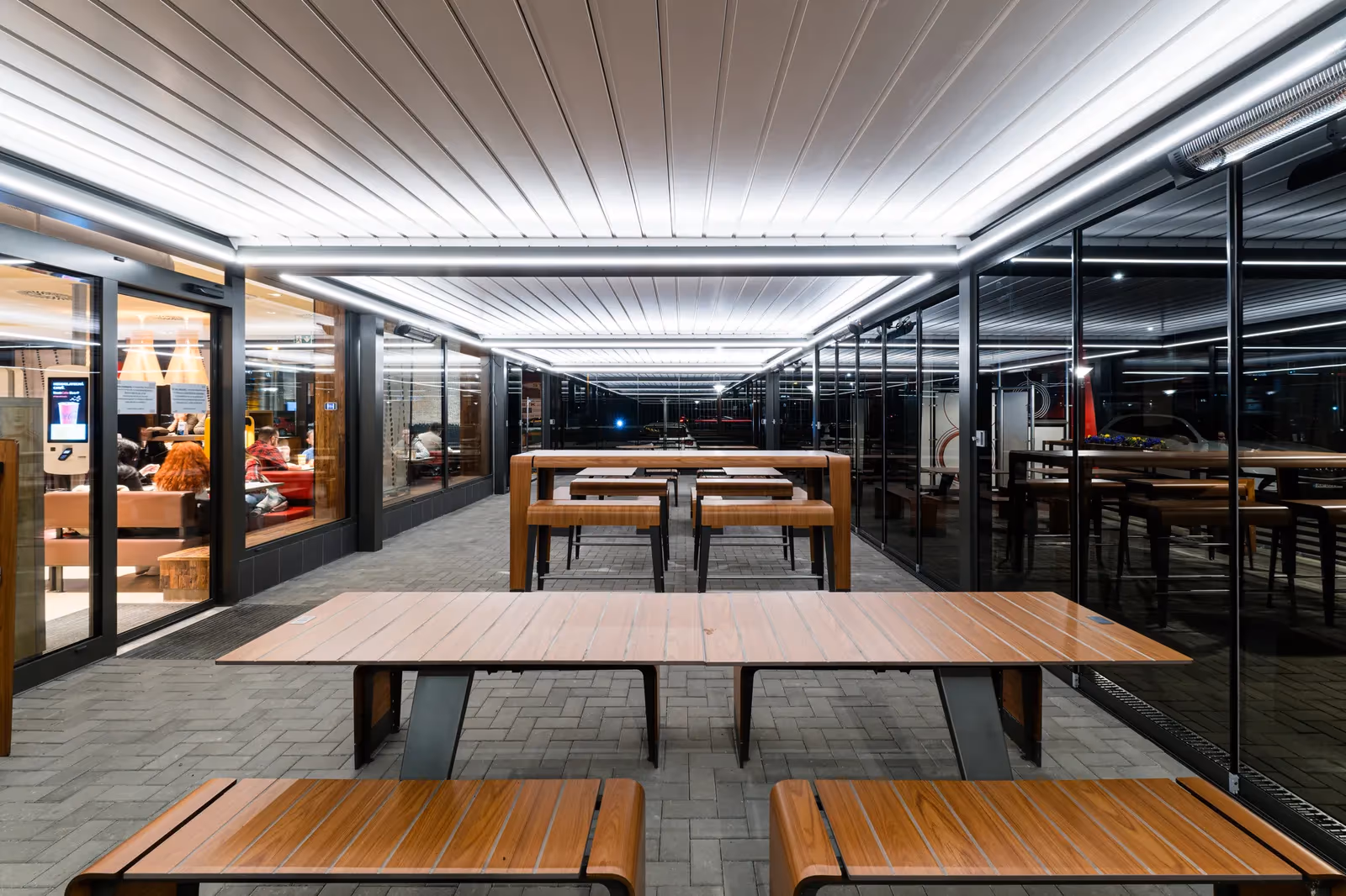 Exkluzív bioklimatikus pergola oldalsó üvegezéssel