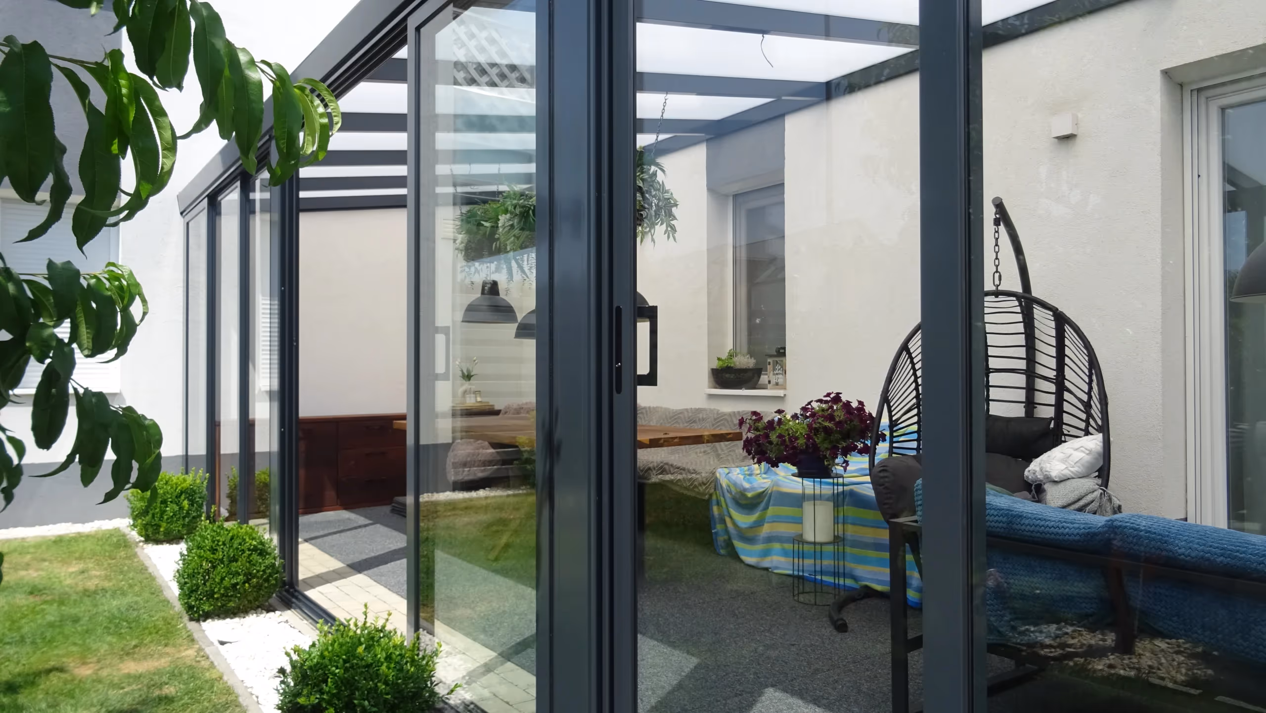 Üvegezett Top Garden 2 alumínium télikert egy teraszon