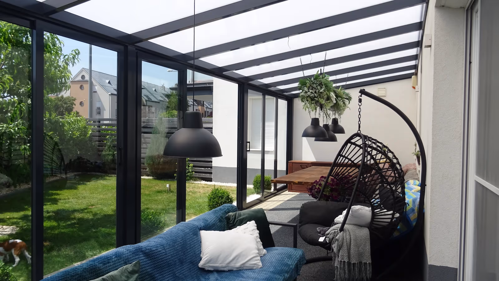 A Top Garden 2 télikert körüljáró üvegezése közelről