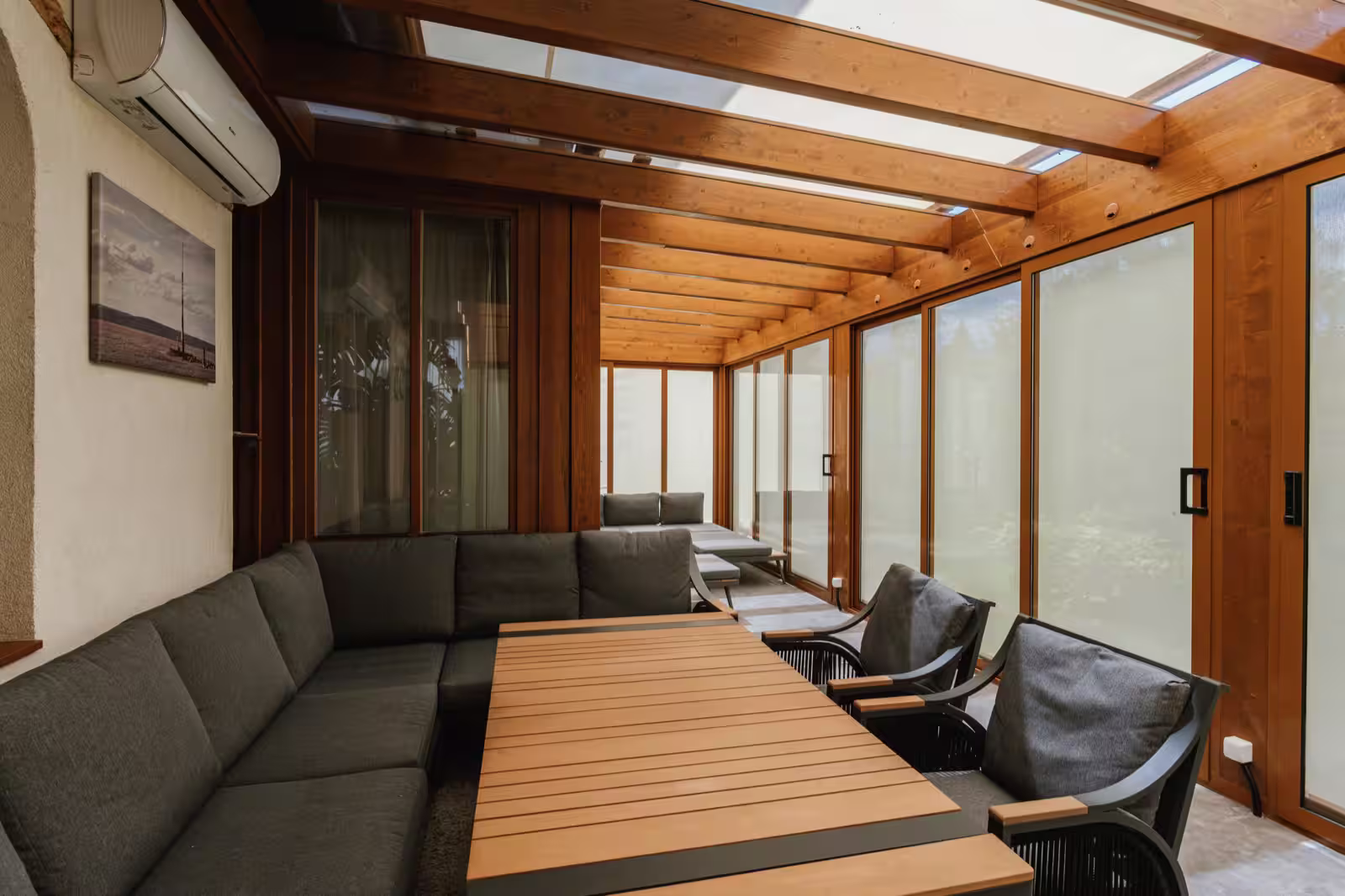 Egyedi méretre tervezett Wood Garden Milano télikert egy családi házhoz