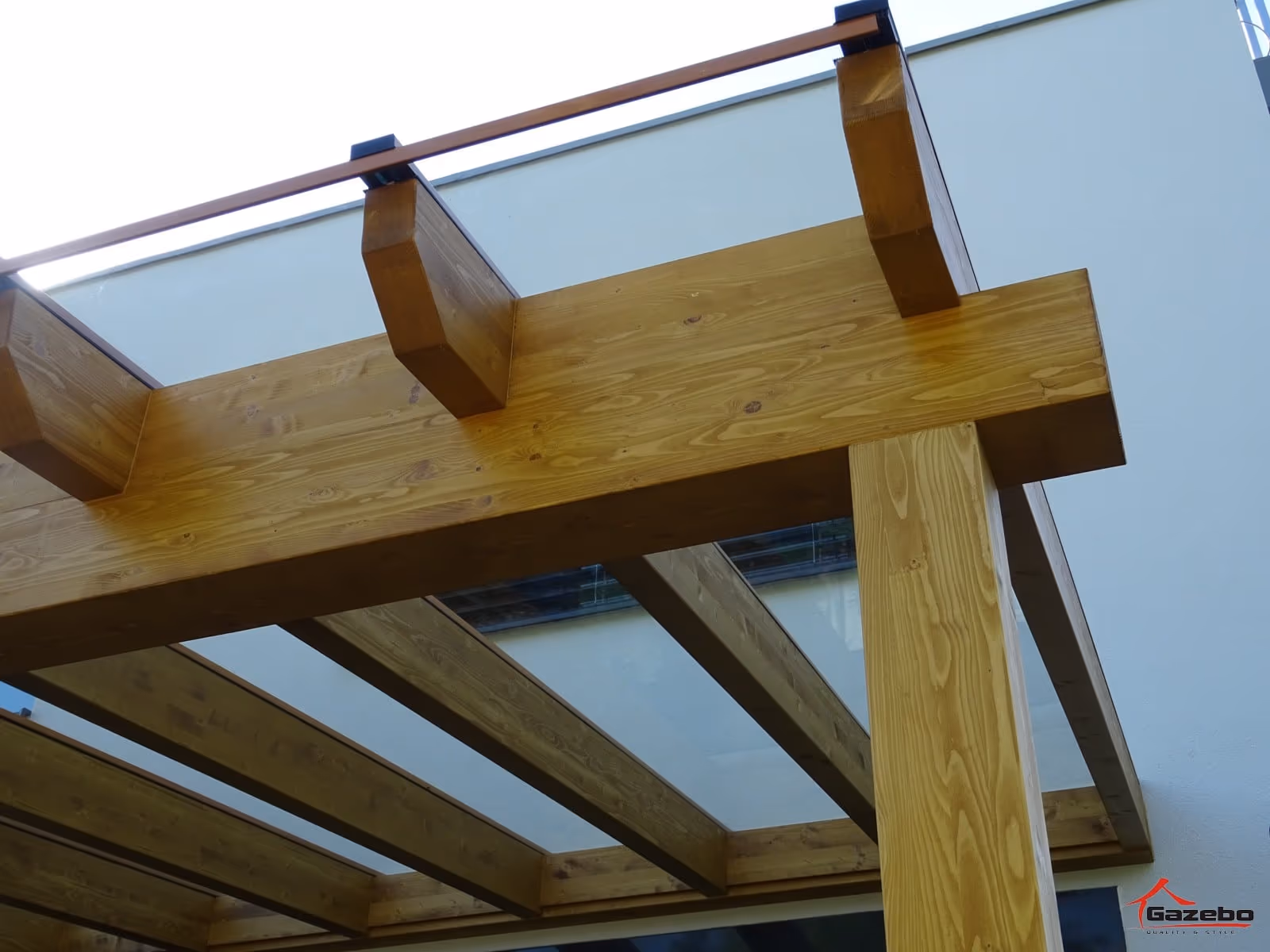 Kartago fa pergola nyeregtetővel egy terasz felett