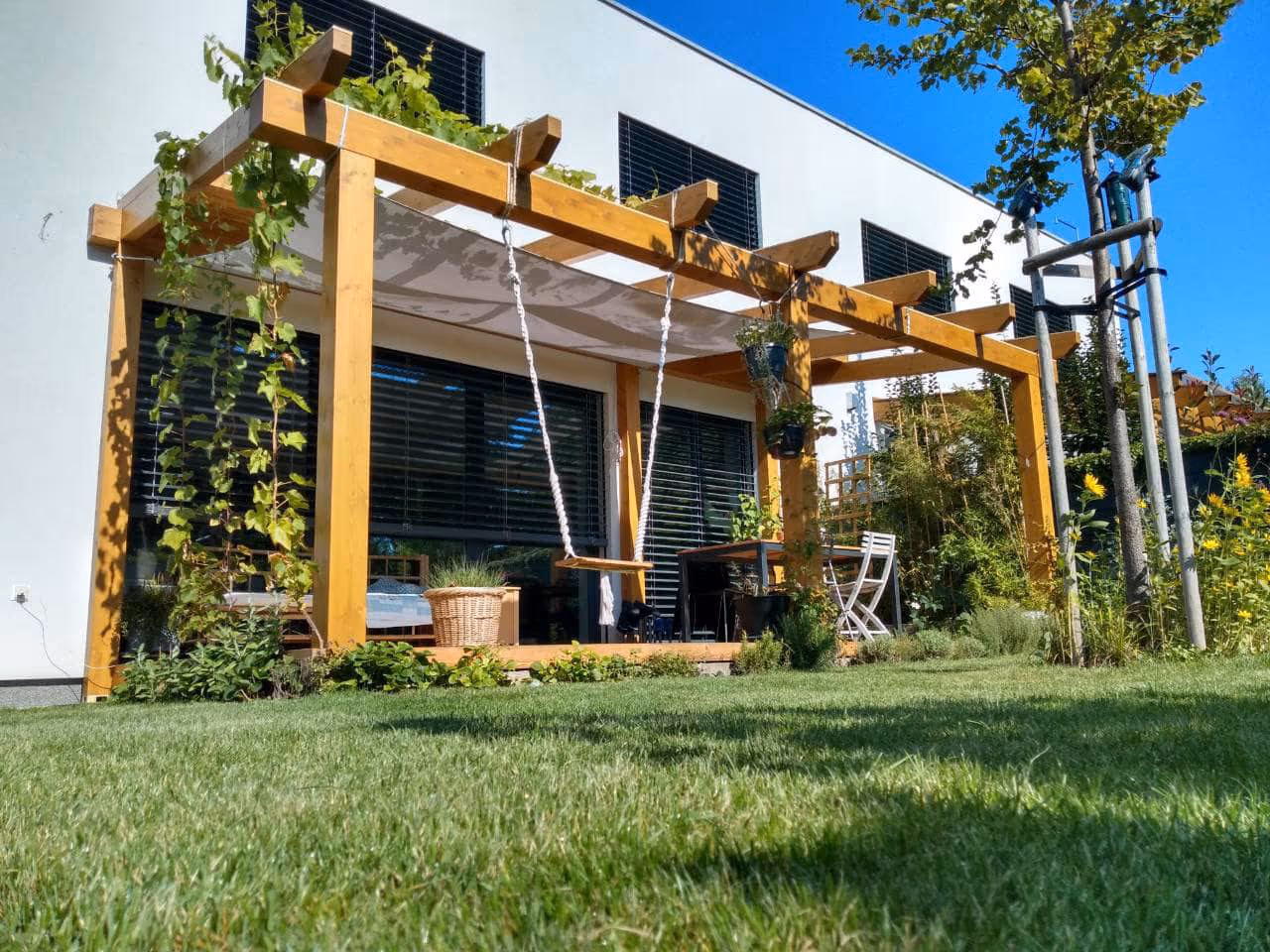 Kartago fa pergola egyedi méretre készítve egy családi háznál
