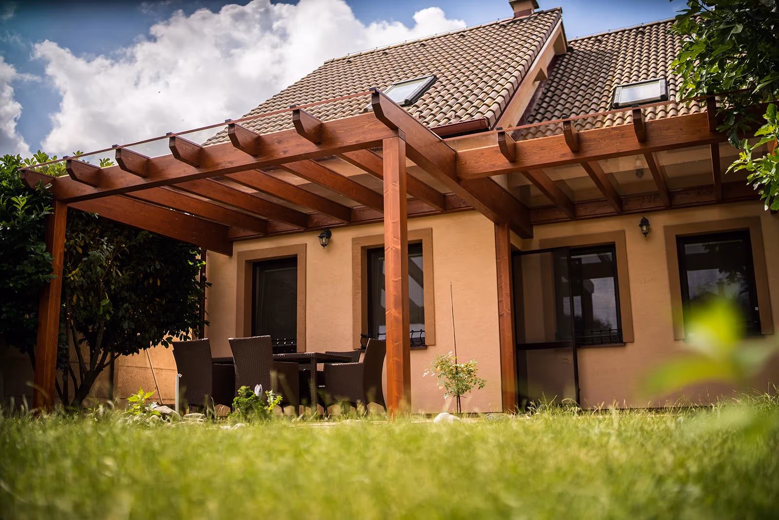 Modern Kartago fa pergola elülső túlnyúlásokkal