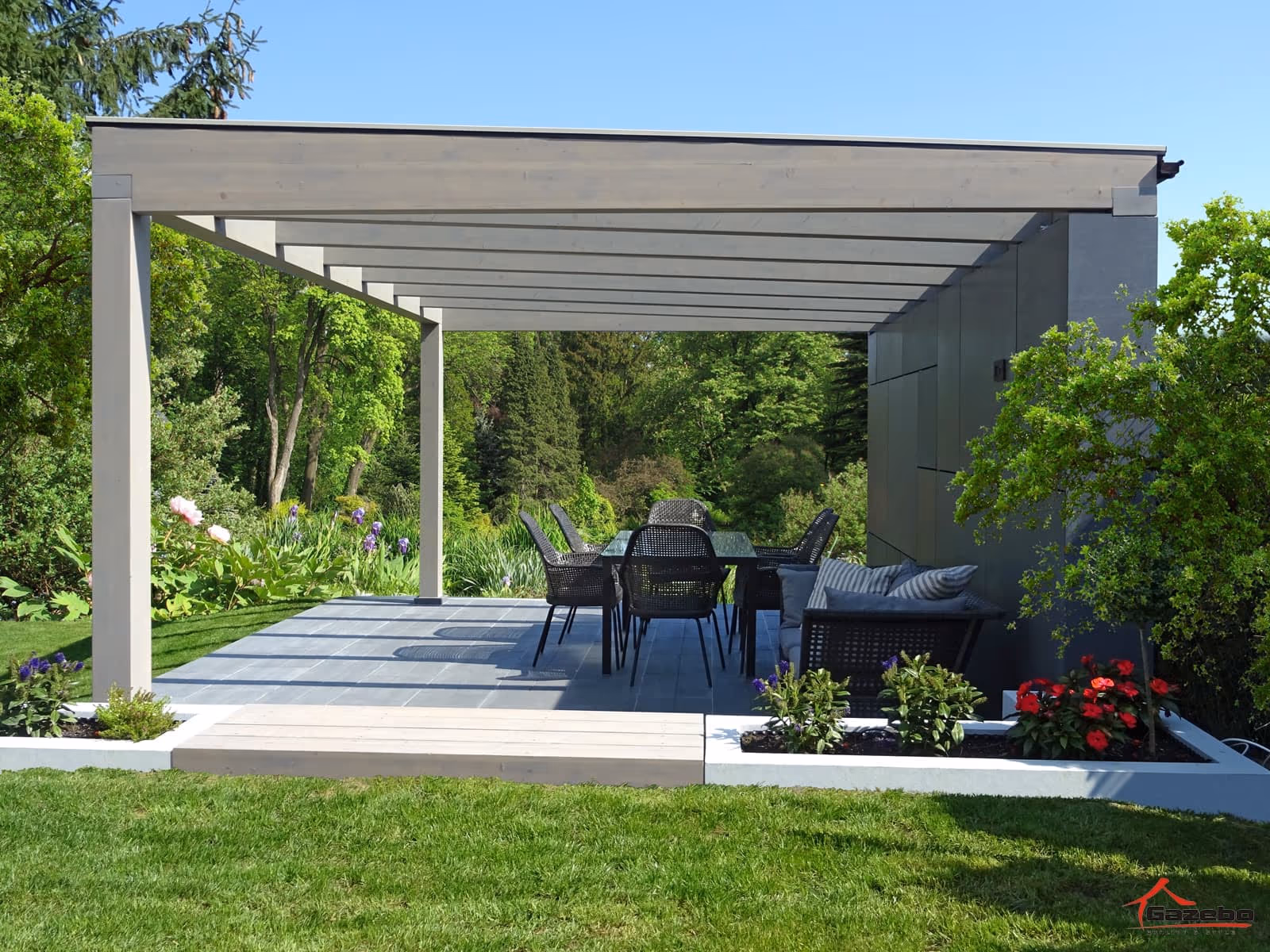 Hosszú Milano fa pergola egy kerti terasz felett