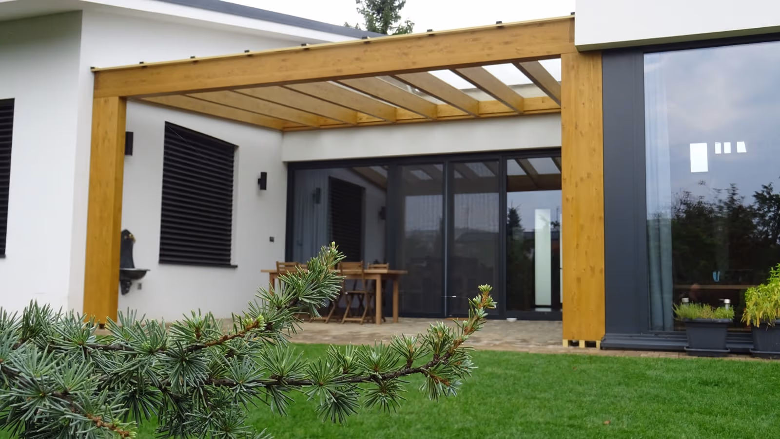 Világos fából készült Milano fa pergola egy étkezőgarnitúra felett