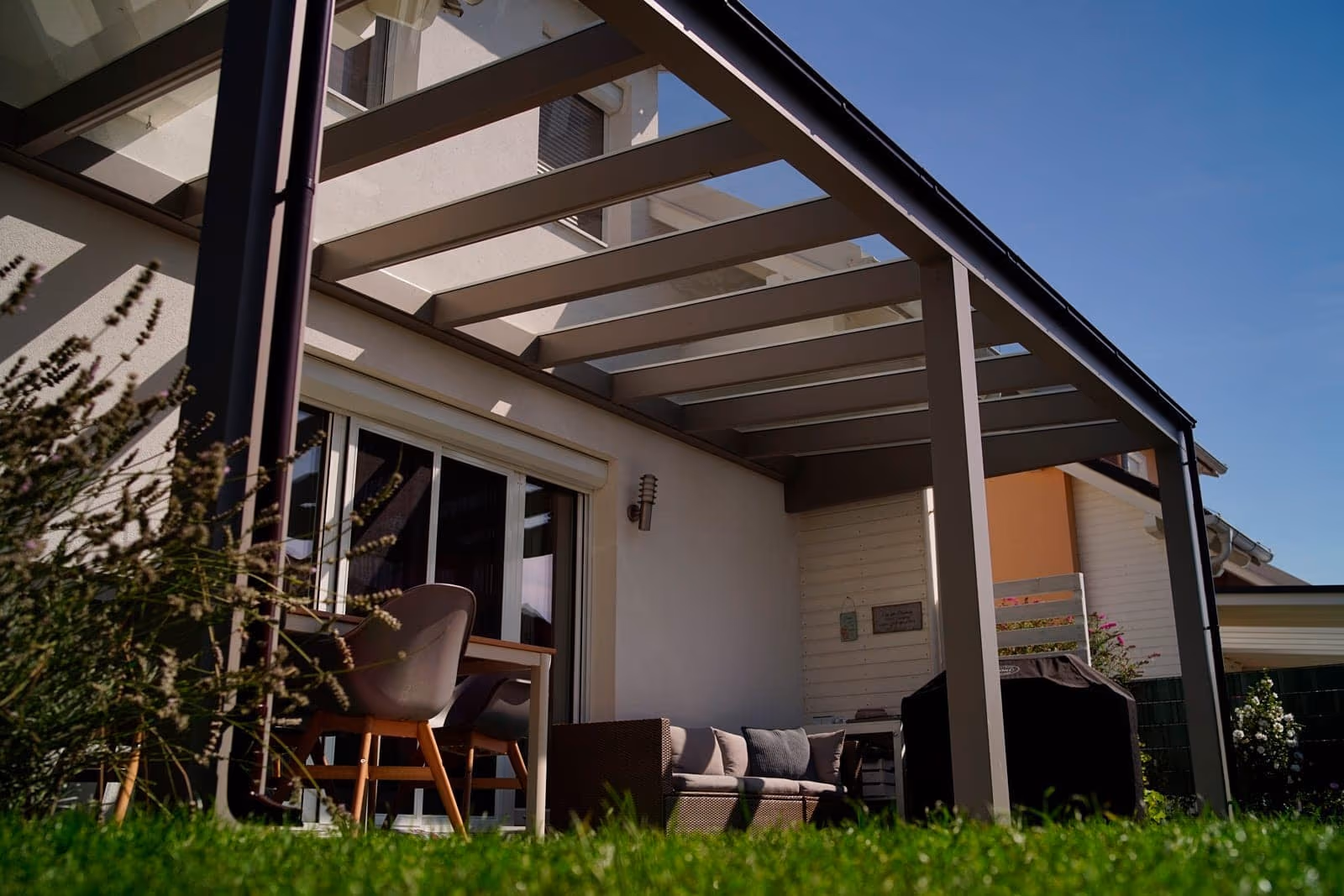 Milano fa pergola egy természetes kőből épült ház mellett