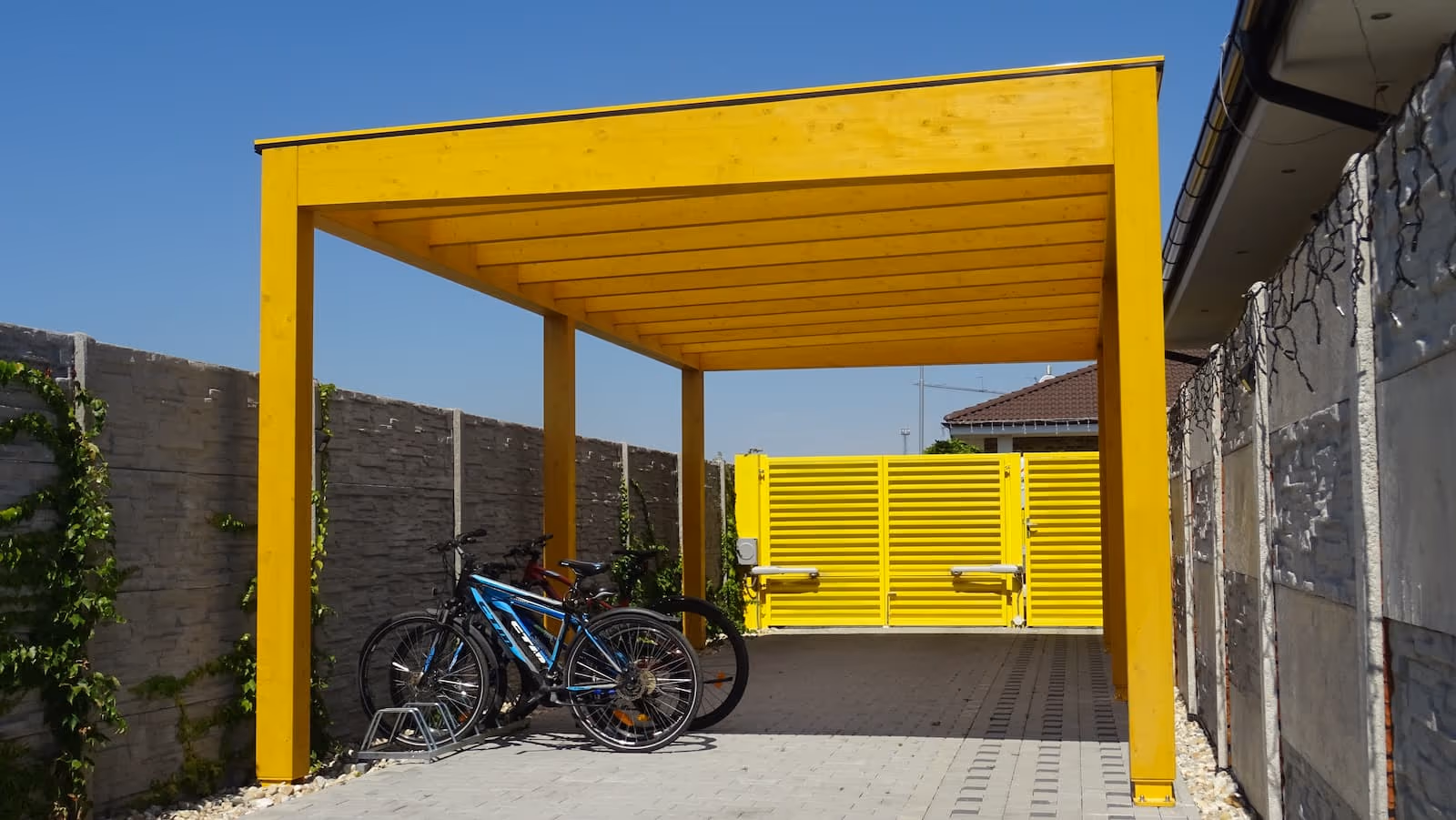 Sárga színű Milano fa pergola, mint a kert markáns dizájneleme