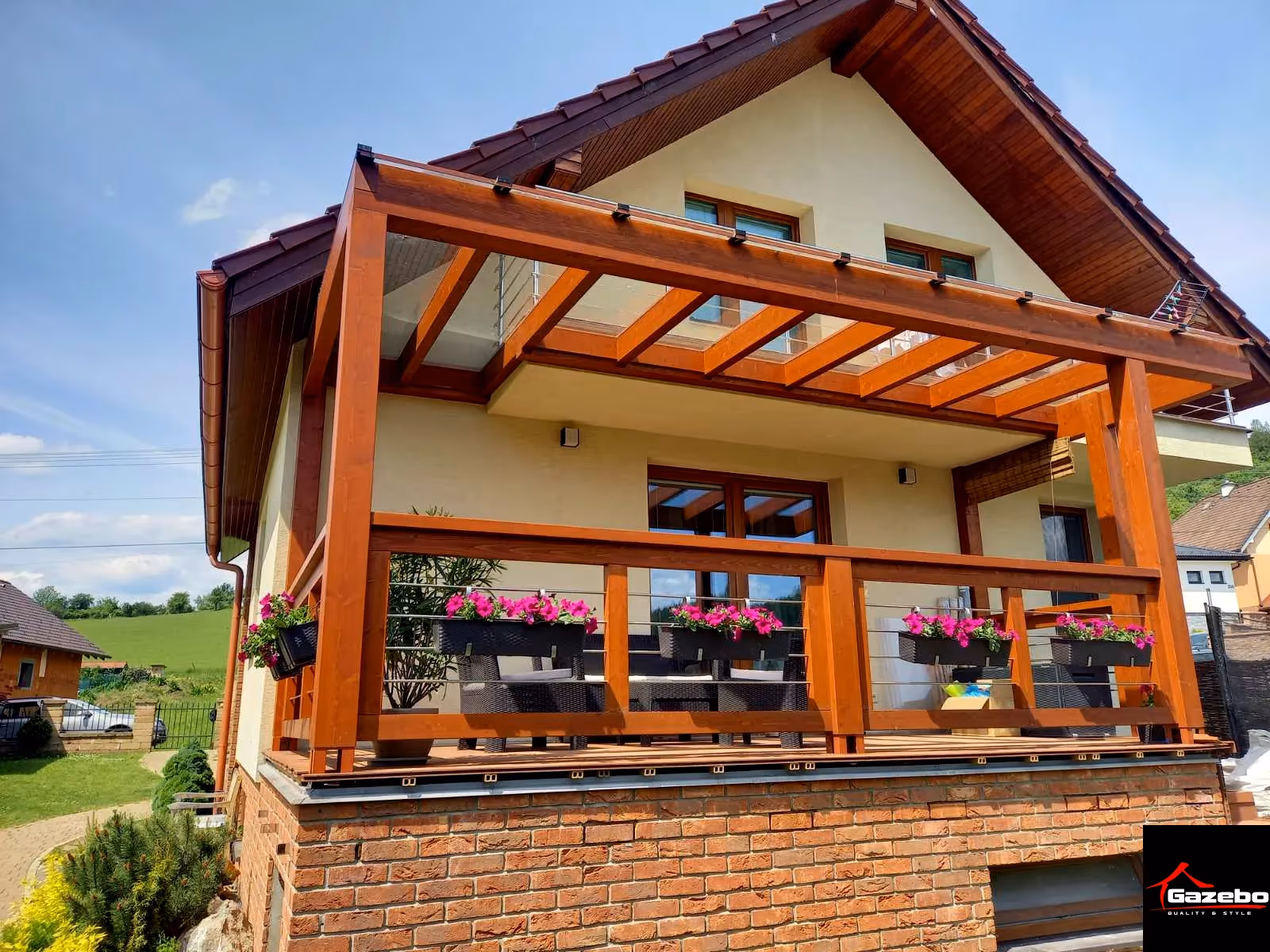 Milano fa pergola egy nyeregtetős ház mellett, virágokkal