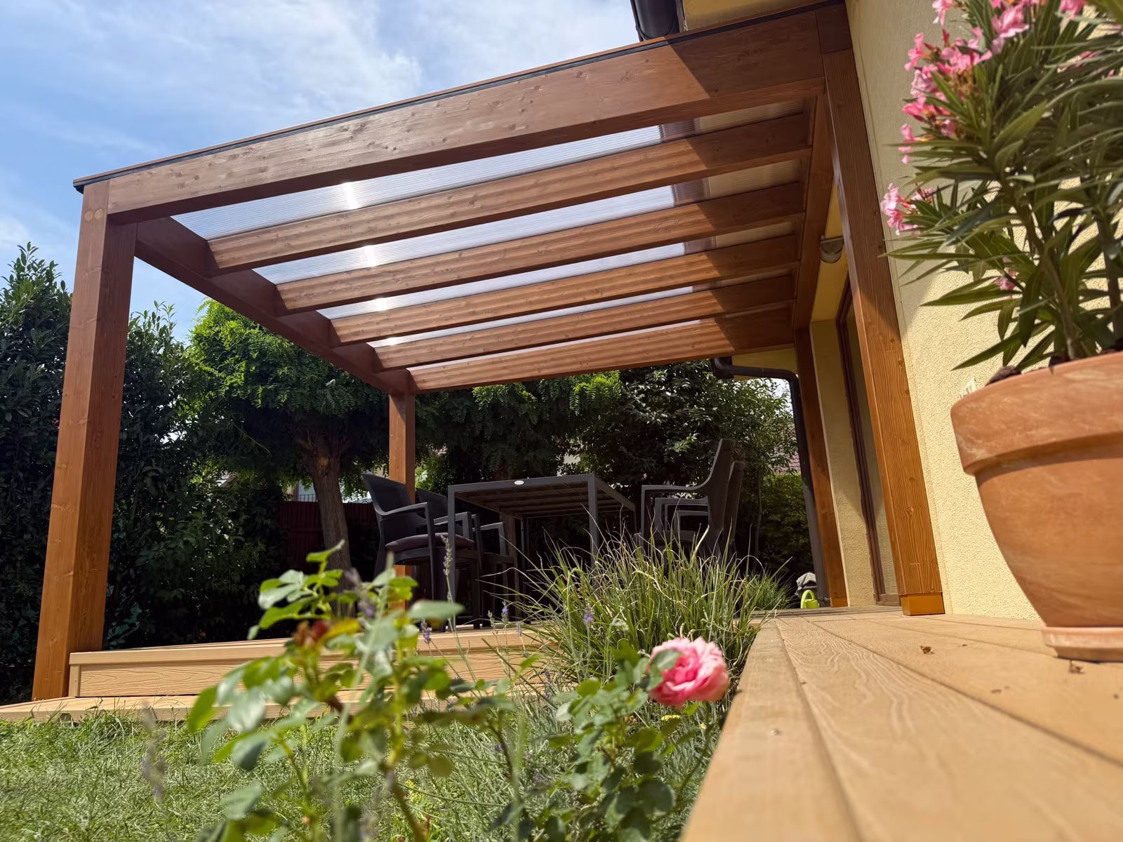 Milano fa pergola átlátszó polikarbonát tetővel egy családi ház teraszánál