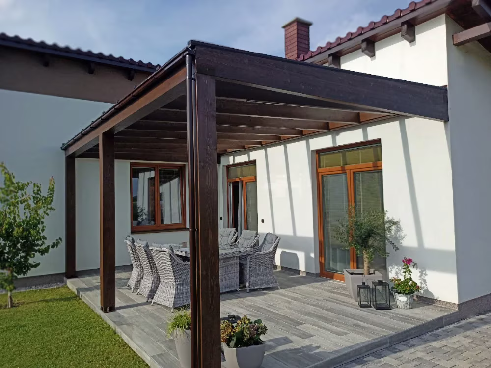 Milano fa pergola terasz fölött üléssel családi ház mellett