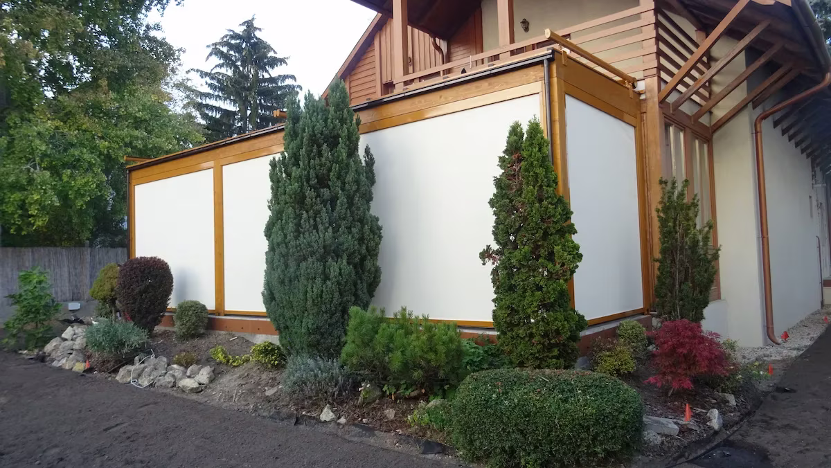 Milano fa pergola üvegezéssel és rendezett kerttel