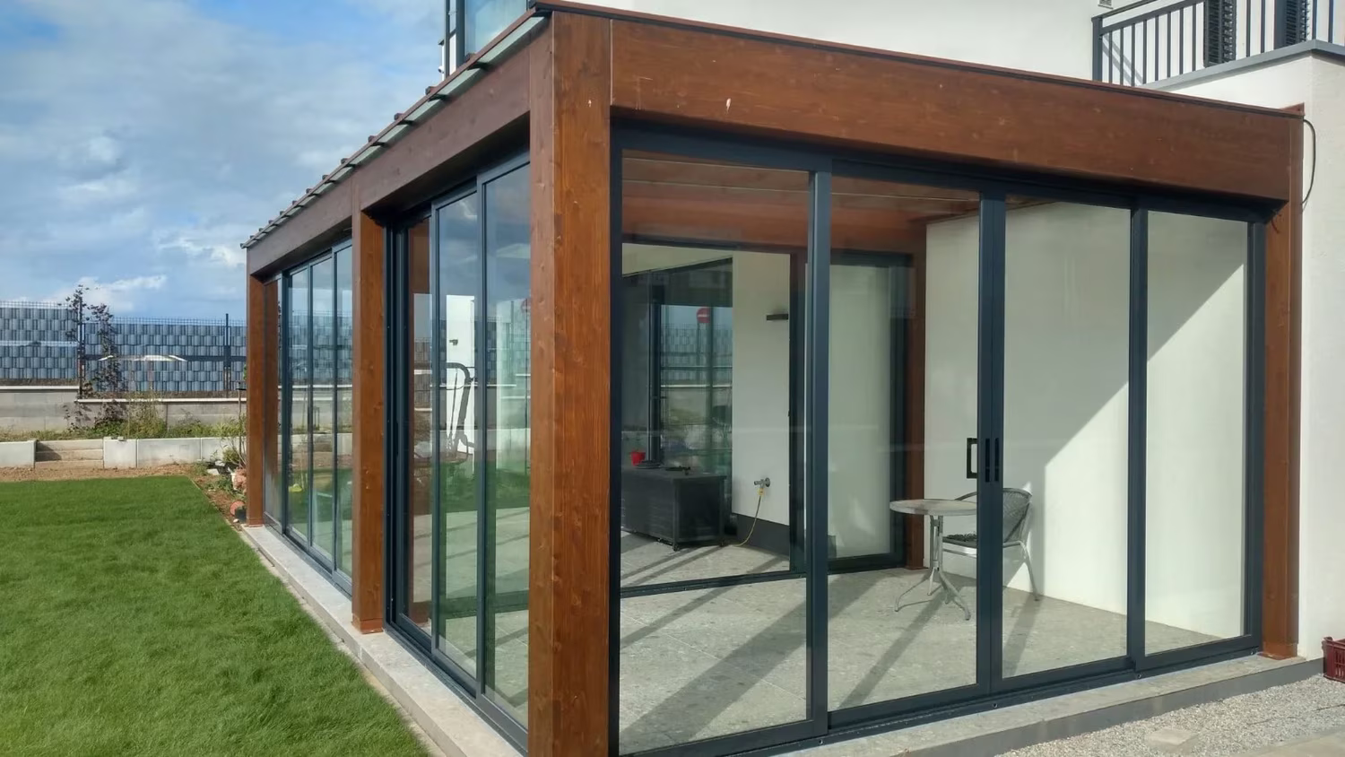 Üvegezett Milano fa pergola lakótérként a ház mellett