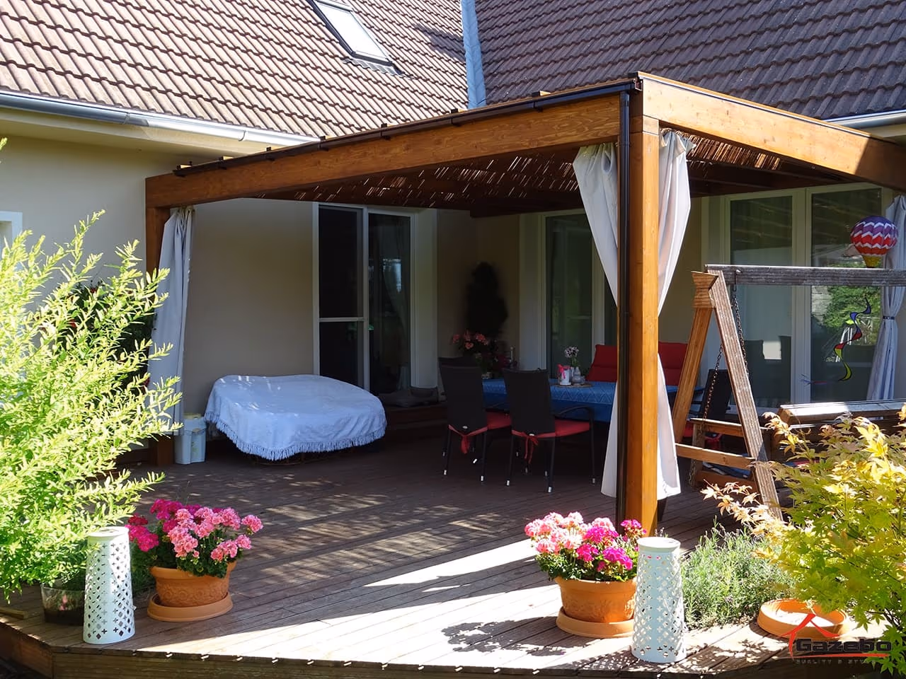 Fa pergola részlete ragasztott fatartókkal