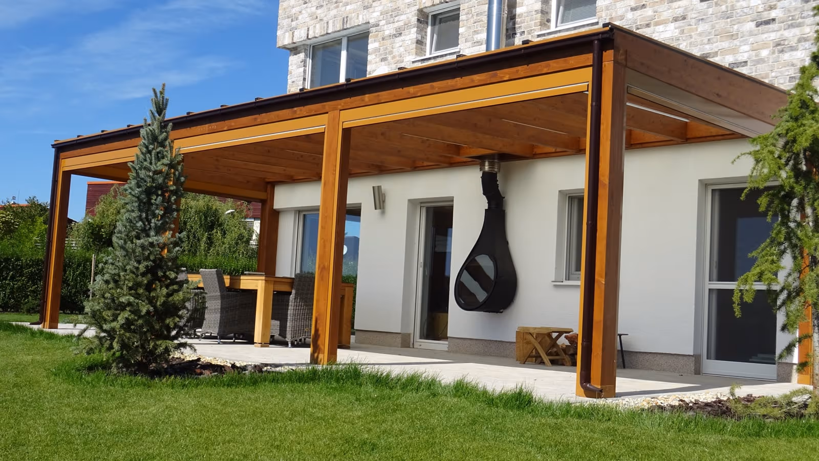 Milano fa pergola rejtett LED-világítással esti környezetben