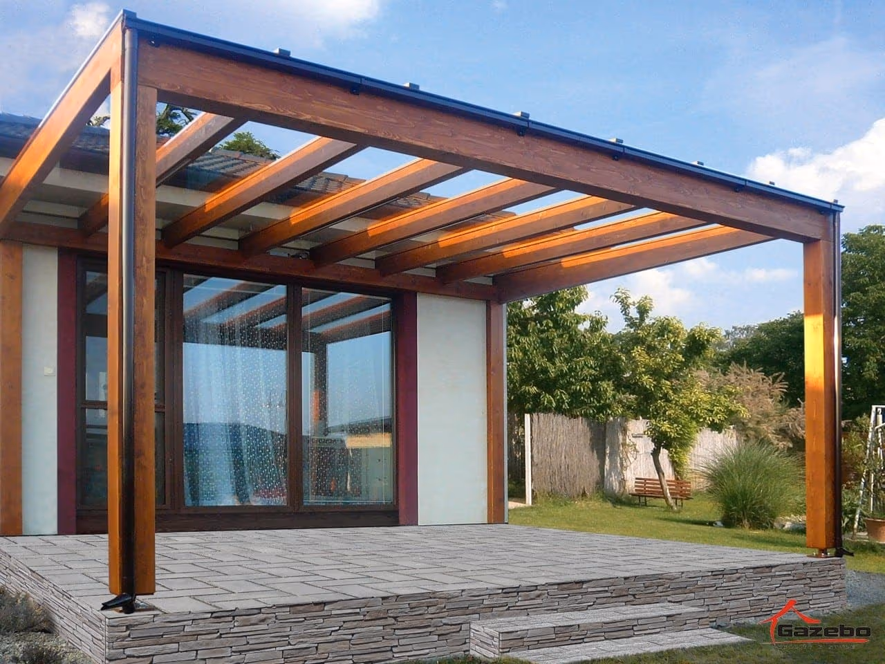 Milano fa pergola minimális tetőhajlással a pihenőrész felett