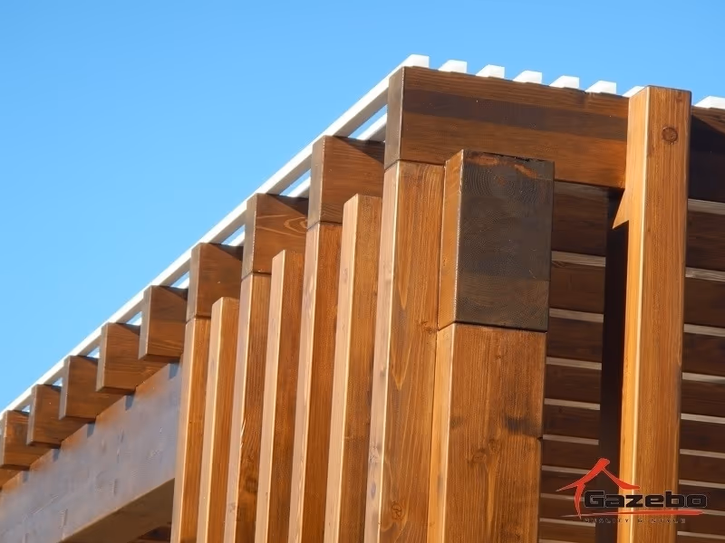 Egyedi méretre készült Monaco fa pergola egy családi ház mellett