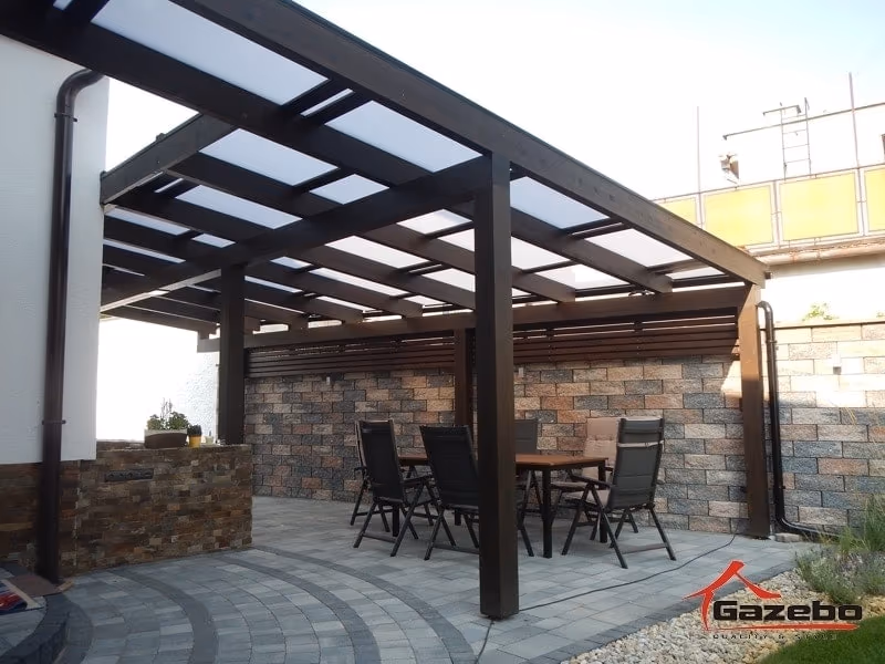 Egyedi méretre készült Paris fa pergola egy családi ház mellett