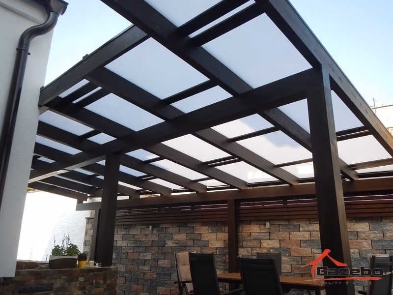 A Paris fa pergola tetején lévő kereszt-lamellák részlete