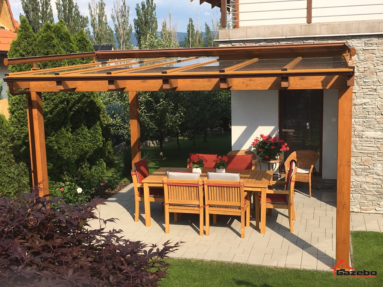 Berendezett Fenix fa pergola étkezőgarnitúrával