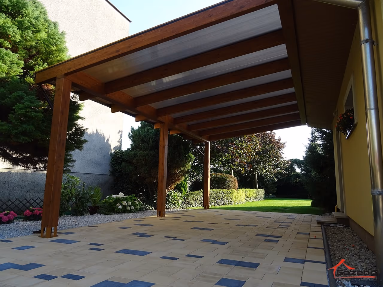 Fenix fa pergola egy családi ház teraszán, cseréptetős házzal