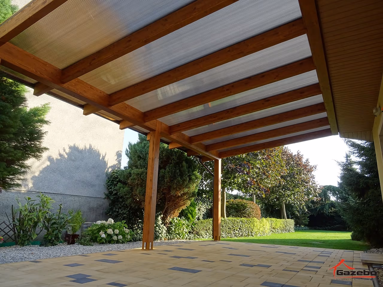 Hangulatosan berendezett Fenix fa pergola üléssel és virágcserepekkel