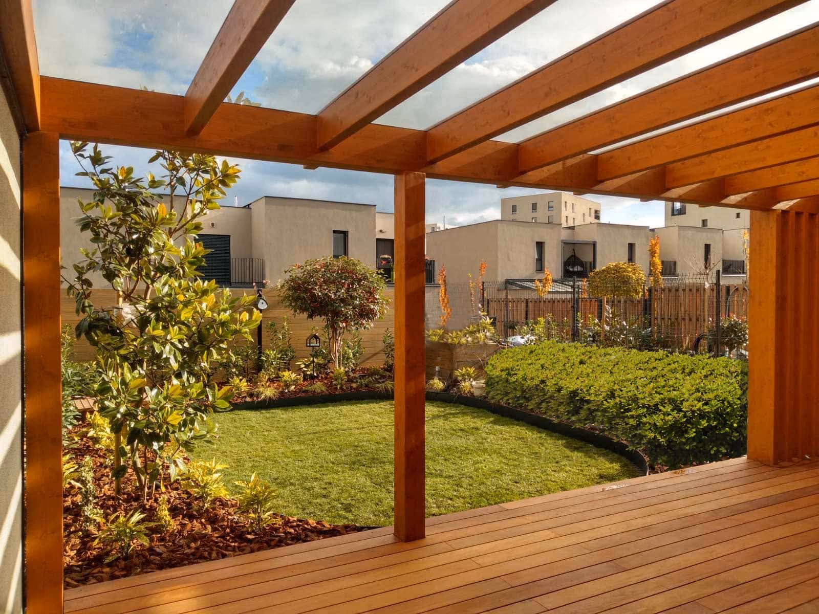 Fenix fa pergola egy modern családi ház mellett, kerttel