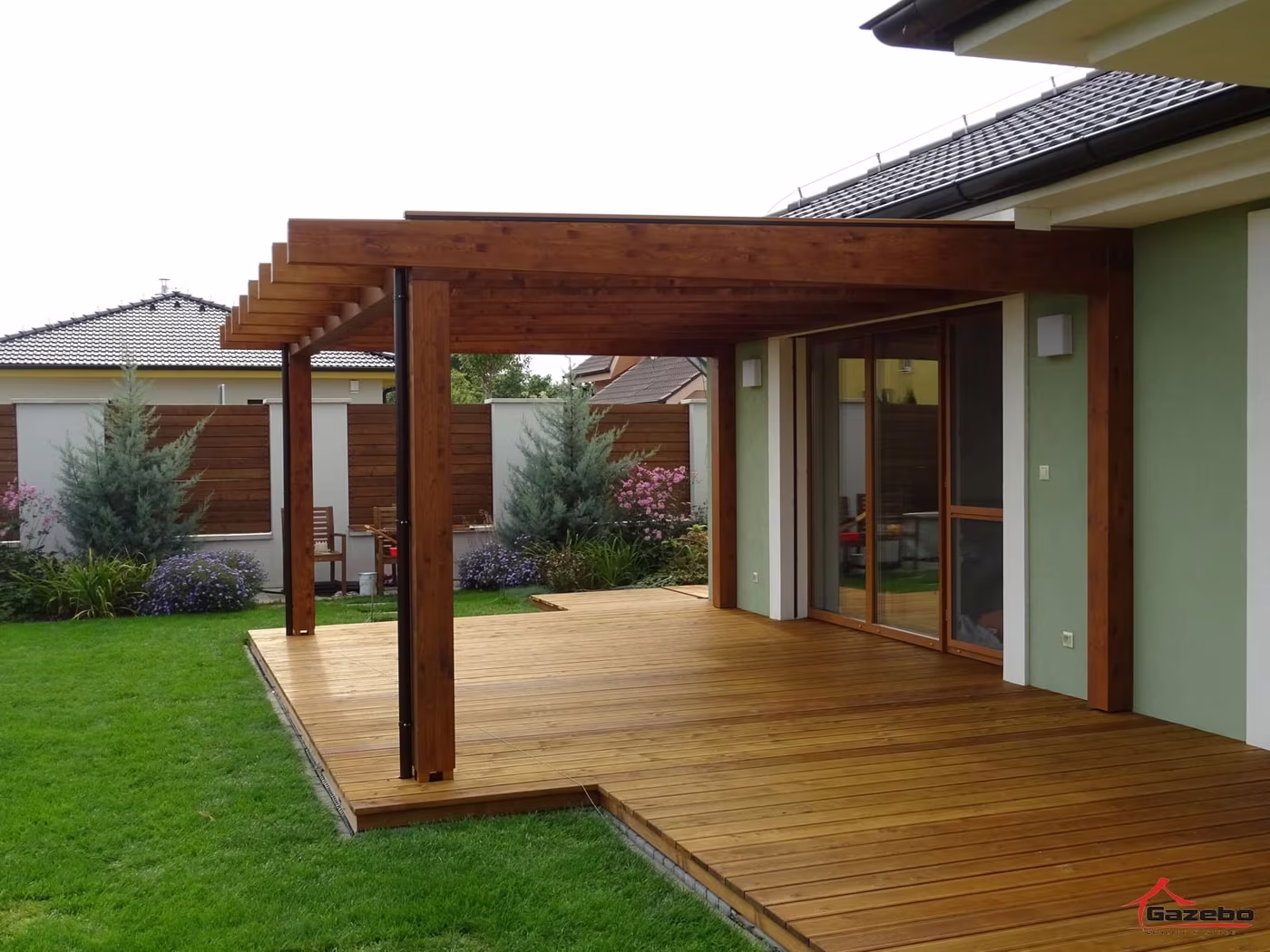 Fenix fa pergola megemelt fa terasz fölött családi ház mellett