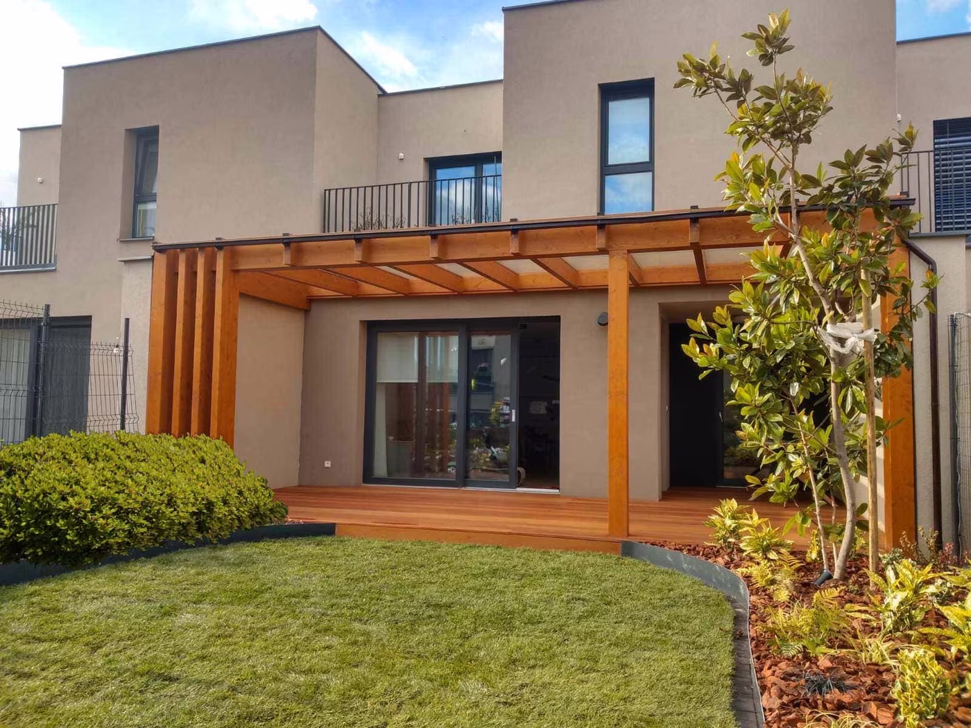 Fenix fa pergola modern, emeletes ház mellett fa terasz fölött
