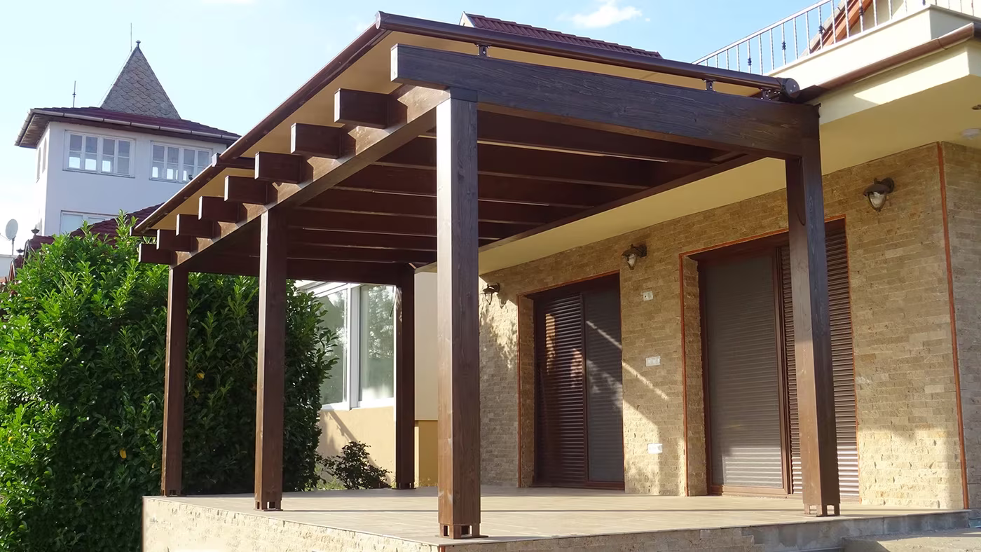 Fenix fa pergola terasz fölött kőburkolatú ház mellett