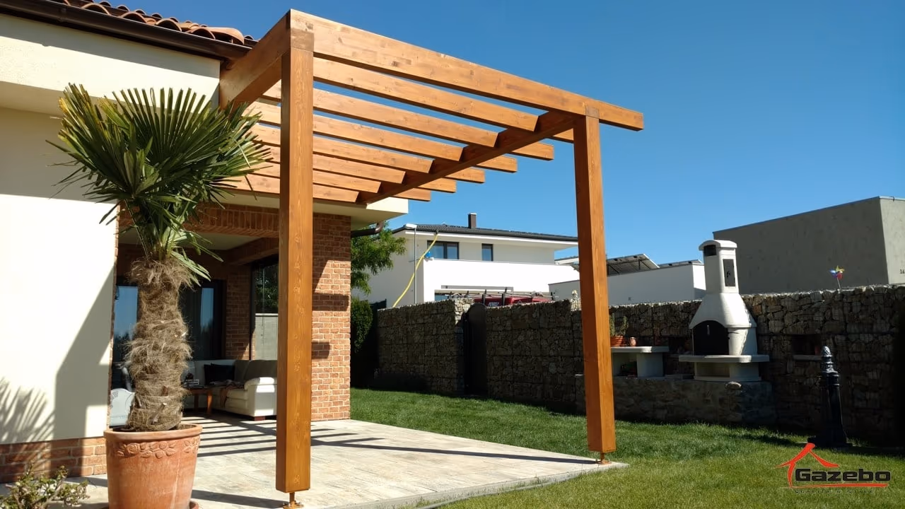 Fenix fa pergola rétegelt ragasztott fából egy terasz felett