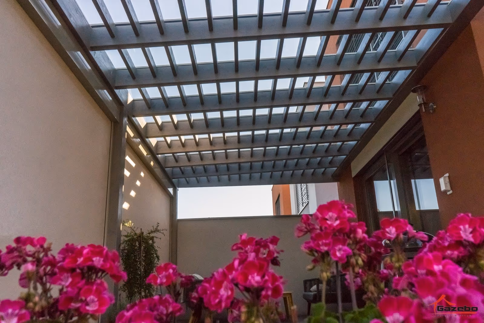 Közeli felvétel a Santorini fa pergola CNC-megmunkált kötéseiről