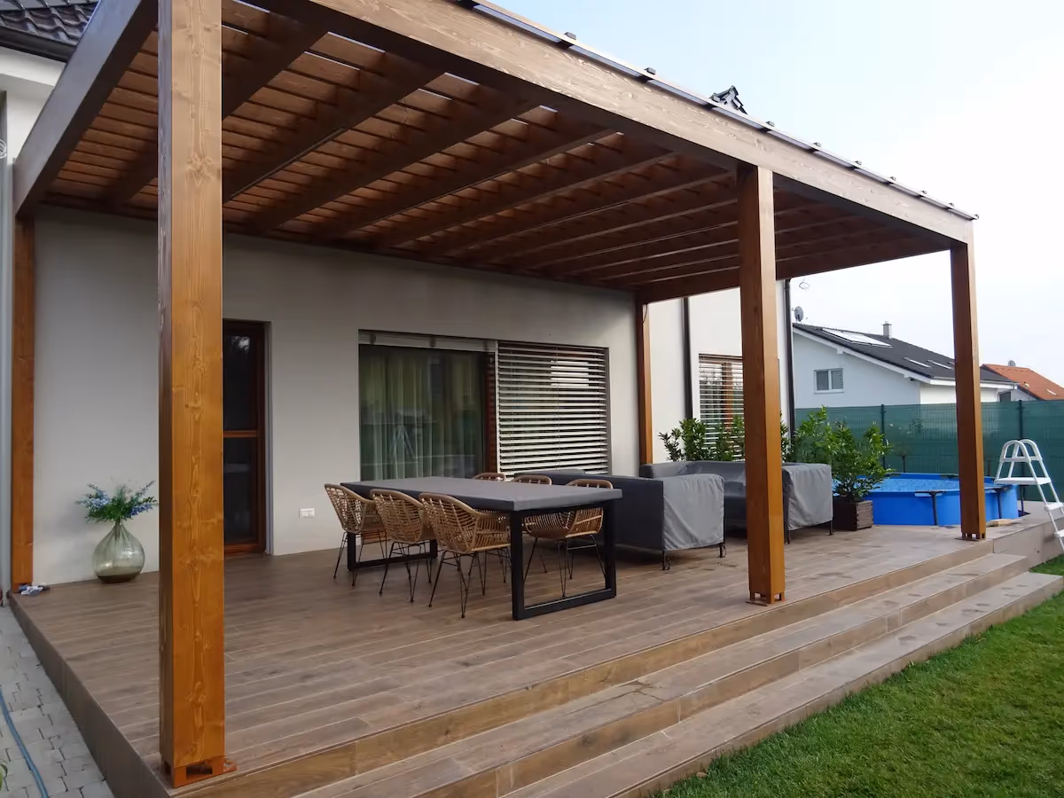 Otthonos üldögélő zóna a Santorini fa pergola alatt egy teraszon